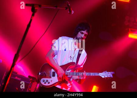 Sergio Pizzorno di Kasabian suona alla O2 Academy di Birmingham, Regno Unito. Data foto: Giovedì 13 aprile, 2017. Photo credit: Katja Ogrin/ EMPICS Entertainment. Foto Stock