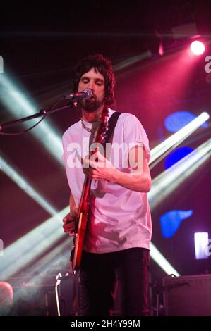 Sergio Pizzorno di Kasabian suona alla O2 Academy di Birmingham, Regno Unito. Data foto: Giovedì 13 aprile, 2017. Photo credit: Katja Ogrin/ EMPICS Entertainment. Foto Stock