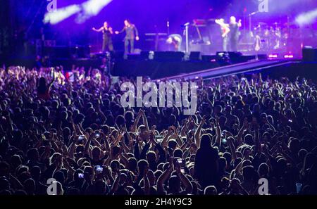 La folla durante l'esibizione di Depeche Modelive sul palco al London Stadium di Londra, Regno Unito. Data foto: Sabato 03 giugno, 2017. Photo credit: Katja Ogrin/ EMPICS Entertainment. Foto Stock