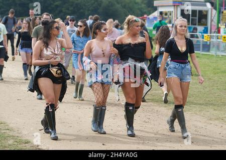 Festival Goers al Leeds Festival 2017 a Bramham Park, Yorkshire, Regno Unito. Data foto: Venerdì 25 agosto, 2017. Photo credit: Katja Ogrin/ EMPICS Entertainment. Foto Stock