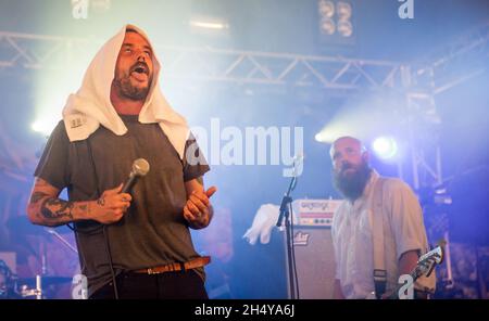 Gli idles si esibiscono dal vivo sul palco durante il Leeds Festival 2017 al Bramham Park, Yorkshire, Regno Unito. Data foto: Sabato 26 agosto, 2017. Photo credit: Katja Ogrin/ EMPICS Entertainment. Foto Stock