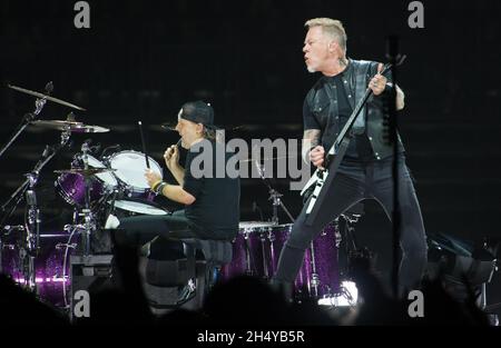 James Hetfield e Lars Ulrich di metallica si esibiscono dal vivo sul palco alla Genting Arena di Birmingham, Regno Unito. Data foto: Lunedì 30 ottobre, 2017. Photo credit: Katja Ogrin/ EMPICS Entertainment. Foto Stock