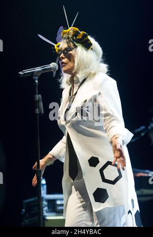 Debbie Harry of Blondie si esibisce dal vivo sul palco all'Arena Birmingham, Regno Unito. Data foto: Lunedì 13 novembre, 2017. Photo credit: Katja Ogrin/ EMPICS Entertainment. Foto Stock