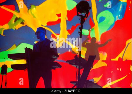 Andrew Fletcher della Depeche Mode si esibisce dal vivo sul palco all'Arena Birmingham di Birmingham, Regno Unito. Data foto: Domenica 19 novembre, 2017. Photo credit: Katja Ogrin/ EMPICS Entertainment. Foto Stock