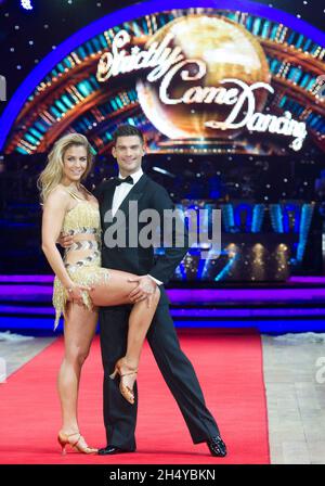 Gemma Atkinson e Aljaz Skorjanec in posa durante la fotocall prima della notte di apertura del rigorosamente come Dancing Tour 2018 all'Arena Birmingham, Regno Unito. Data foto: Giovedì 18 gennaio, 2018. Photo credit: Katja Ogrin/ EMPICS Entertainment. Foto Stock