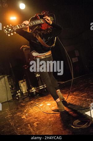 Jake Kiszka di Greta Van Fleet si esibisce sul palco presso l'O2 Institute di Birmingham, Regno Unito. Data foto: Sabato 31 marzo, 2018. Photo credit: Katja Ogrin/ EMPICS Entertainment. Foto Stock