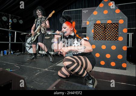 Vicious Precious Bardon e Harry Sutherland of Pretty Addicted si esibiscono dal vivo il giorno due del festival amplificato a Quarrydown il 07 luglio 2018 a Gloucestershire, Inghilterra. Data foto: Sabato 07 luglio, 2018. Photo credit: Katja Ogrin/ EMPICS Entertainment. Foto Stock