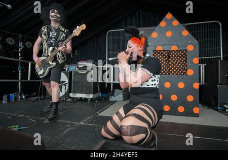 Vicious Precious Bardon e Harry Sutherland of Pretty Addicted si esibiscono dal vivo il giorno due del festival amplificato a Quarrydown il 07 luglio 2018 a Gloucestershire, Inghilterra. Data foto: Sabato 07 luglio, 2018. Photo credit: Katja Ogrin/ EMPICS Entertainment. Foto Stock