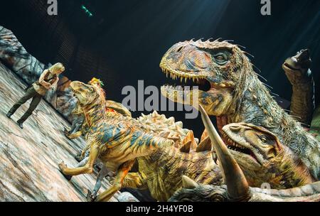 Michaela Strachan come â€˜Huxleyâ€™ il paleontologo pone con i dinosauri durante la fotocall per camminare con i dinosauri â€“ l'Arena spettacolare all'Arena Birmingham il 26 luglio 2018 a Birmingham, Inghilterra. Data foto: Giovedì 26 luglio, 2018. Photo credit: Katja Ogrin/ EMPICS Entertainment. Foto Stock