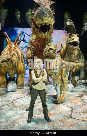 Michaela Strachan come â€˜Huxleyâ€™ il paleontologo pone con i dinosauri durante la fotocall per camminare con i dinosauri â€“ l'Arena spettacolare all'Arena Birmingham il 26 luglio 2018 a Birmingham, Inghilterra. Data foto: Giovedì 26 luglio, 2018. Photo credit: Katja Ogrin/ EMPICS Entertainment. Foto Stock