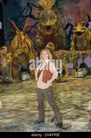 Michaela Strachan come â€˜Huxleyâ€™ il paleontologo pone con i dinosauri durante la fotocall per camminare con i dinosauri â€“ l'Arena spettacolare all'Arena Birmingham il 26 luglio 2018 a Birmingham, Inghilterra. Data foto: Giovedì 26 luglio, 2018. Photo credit: Katja Ogrin/ EMPICS Entertainment. Foto Stock