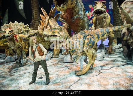 Michaela Strachan come â€˜Huxleyâ€™ il paleontologo pone con i dinosauri durante la fotocall per camminare con i dinosauri â€“ l'Arena spettacolare all'Arena Birmingham il 26 luglio 2018 a Birmingham, Inghilterra. Data foto: Giovedì 26 luglio, 2018. Photo credit: Katja Ogrin/ EMPICS Entertainment. Foto Stock