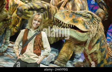 Michaela Strachan come â€˜Huxleyâ€™ il paleontologo pone con i dinosauri durante la fotocall per camminare con i dinosauri â€“ l'Arena spettacolare all'Arena Birmingham il 26 luglio 2018 a Birmingham, Inghilterra. Data foto: Giovedì 26 luglio, 2018. Photo credit: Katja Ogrin/ EMPICS Entertainment. Foto Stock