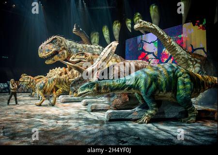 Michaela Strachan come â€˜Huxleyâ€™ il paleontologo pone con i dinosauri durante la fotocall per camminare con i dinosauri â€“ l'Arena spettacolare all'Arena Birmingham il 26 luglio 2018 a Birmingham, Inghilterra. Data foto: Giovedì 26 luglio, 2018. Photo credit: Katja Ogrin/ EMPICS Entertainment. Foto Stock