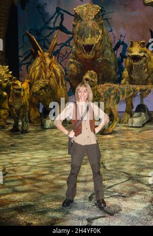 Michaela Strachan come â€˜Huxleyâ€™ il paleontologo pone con i dinosauri durante la fotocall per camminare con i dinosauri â€“ l'Arena spettacolare all'Arena Birmingham il 26 luglio 2018 a Birmingham, Inghilterra. Data foto: Giovedì 26 luglio, 2018. Photo credit: Katja Ogrin/ EMPICS Entertainment. Foto Stock