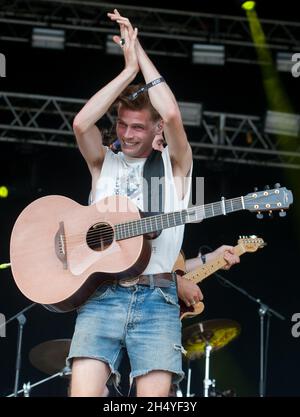 Alfie Hudson-Taylor di Hudson Taylor si esibisce sul palco il giorno 1 dello Standon Calling Festival il 27 luglio 2018 a Standon, Inghilterra. Data foto: Venerdì 27 luglio, 2018. Photo credit: Katja Ogrin/ EMPICS Entertainment. Foto Stock