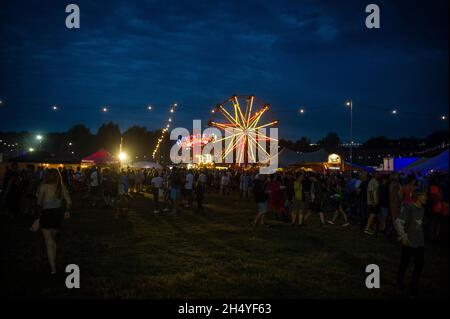Vista generale dell'arena di notte il giorno 1 del Standon Calling Festival il 27 luglio 2018 a Standon, Inghilterra. Data foto: Venerdì 27 luglio, 2018. Photo credit: Katja Ogrin/ EMPICS Entertainment. Foto Stock