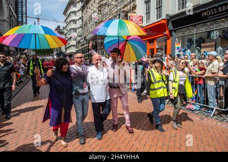 Andrew Moffat, assistente capo insegnante presso la Parkfield Community School e pioniere del programma inclusivo No Outsiders, si è arrangiato con gli attivisti musulmani LGBT+ Saima Razzaq e Khakan Qureshi e il direttore del Birmingham Pride Lawrence Barton durante la sfilata che dà il via a Birmingham Pride, Il più grande festival di 2 giorni LGBTQ+ del Regno Unito, il 25 maggio 2019 a Birmingham, Inghilterra. Data foto: Sabato 25 maggio, 2019. Photo credit: Katja Ogrin/ EMPICS Entertainment. Foto Stock