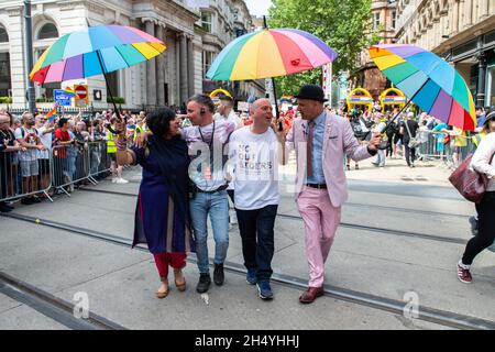 Andrew Moffat, assistente capo insegnante presso la Parkfield Community School e pioniere del programma inclusivo No Outsiders, si è arrangiato con gli attivisti musulmani LGBT+ Saima Razzaq e Khakan Qureshi e il direttore del Birmingham Pride Lawrence Barton durante la sfilata che dà il via a Birmingham Pride, Il più grande festival di 2 giorni LGBTQ+ del Regno Unito, il 25 maggio 2019 a Birmingham, Inghilterra. Data foto: Sabato 25 maggio, 2019. Photo credit: Katja Ogrin/ EMPICS Entertainment. Foto Stock