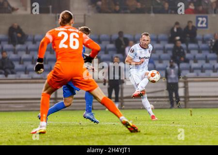 Genk, Belgio. 4 novembre 2021. Vladimir Coufal del West Ham United ha un colpo in gol durante la partita UEFA Europa League Group H tra KRC Genk e West Ham United alla Cegeka Arena il 4 novembre 2021 a Genk, Belgio. (Foto di Daniel Chesterton/phcimages.com) Credit: PHC Images/Alamy Live News Foto Stock