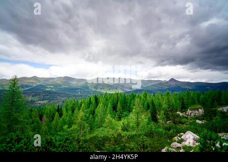 Escursione alle Dolomiti di Rotwandwiesen Alto Adige Italia Foto Stock