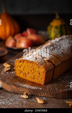 Pane delizioso e sano di zucche con noci Foto Stock