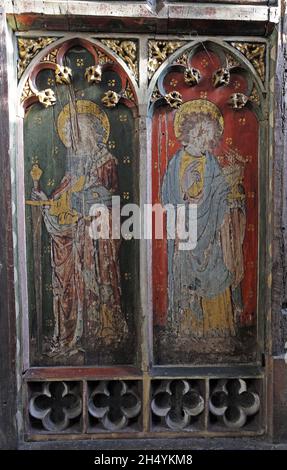Schermo dipinto raffigurante i Santi Paolo e Giovanni Evangelista, la Chiesa di San Pietro, Belaugh, Norfolk Foto Stock