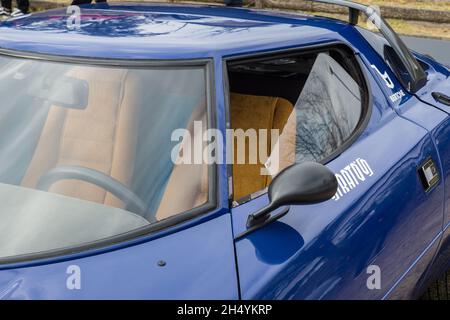 Primo piano dettaglio della porta e del finestrino laterale su una classica auto sportiva italiana Lancia Stratos HF Stradale. Foto Stock