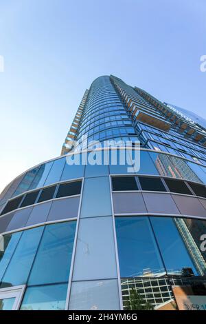 L'Eagle, 86 Fleet Place a Myrtle Avenue nel centro di Brooklyn, è una torre di appartamenti in vetro ad angolo curvo con balconi. Foto Stock