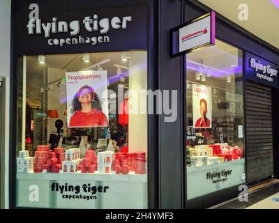 Esterno del negozio Flying Tiger Copenhagen con logo. Danish variety chain trading worldwide shop facade nel Mediterranean Cosmos Mall a Thessaloniki, Grecia. Foto Stock