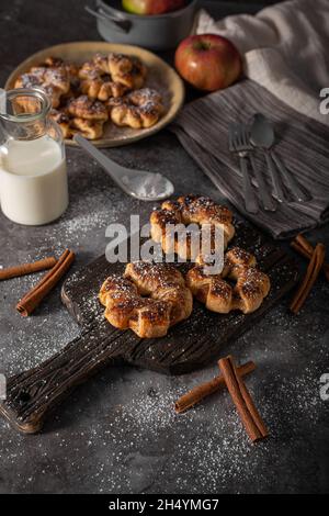 Strudel di mele originale ceco con cannella e zucchero Foto Stock