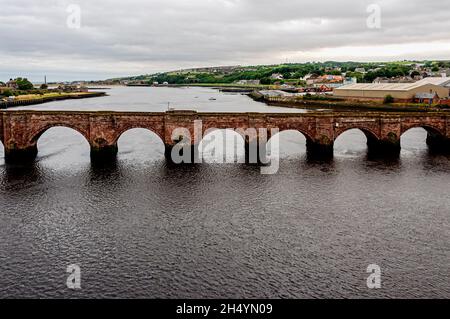 Il ponte Berwick in arenaria rossa che attraversa il fiume Tweed Fu costruito da James Burrell tra il 1611 e il 1634 e. ha 15 archi Foto Stock