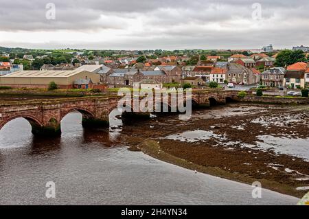 Il ponte Berwick in arenaria rossa che attraversa il fiume Tweed Fu costruito da James Burrell tra il 1611 e il 1634 e. ha 15 archi Foto Stock