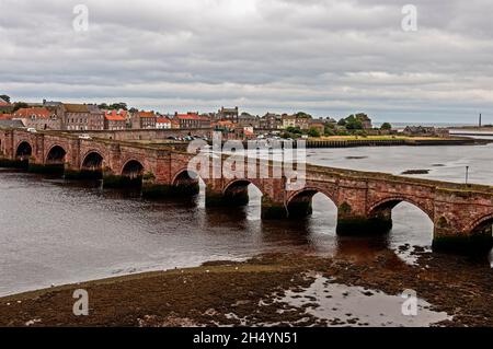 Il ponte Berwick in arenaria rossa che attraversa il fiume Tweed Fu costruito da James Burrell tra il 1611 e il 1634 e. ha 15 archi Foto Stock