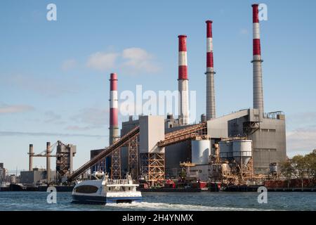 New York, NY, US-28 ottobre 2021: Stazione di generazione di Ravenswood - una grande centrale elettrica a New York che è alimentata da petrolio di combustibile e gas naturale. Foto Stock