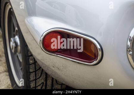 Primo piano dettaglio della carenatura intorno alla spia posteriore su una Toyota 2000 GT classica giapponese sessanta coupé vettura sportiva argento Foto Stock