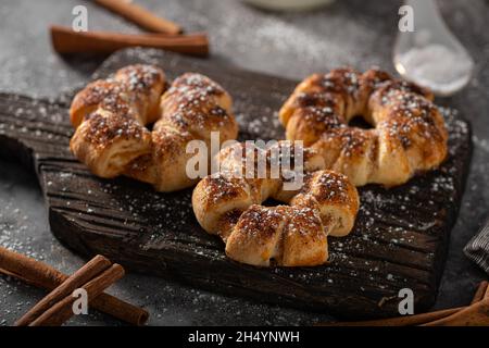 Strudel di mele originale ceco con cannella e zucchero Foto Stock