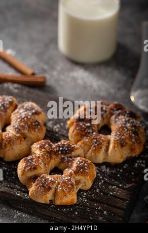 Strudel di mele originale ceco con cannella e zucchero Foto Stock