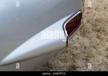 Primo piano dettaglio della carenatura intorno alla spia luminosa su una Toyota 2000 GT classica giapponese sessanta coupé vettura sportiva Foto Stock