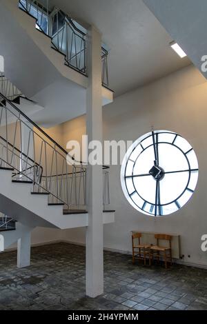 Rejkjavik, Islanda-Agosto 2021; veduta interna dell'orologio interno e delle scale nella torre della Hallgrimskirkja; faccia di vetro dell'orologio luminoso di Foto Stock