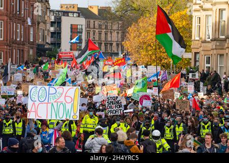 Glasgow, Scozia, Regno Unito. 5 novembre 2021. I manifestanti in un venerdì per la marcia futura in una Giornata Mondiale d'azione attraverso il centro di Glasgow per il cambiamento climatico. La dimostrazione iniziò a Kelvingrove Park e terminò a George Square. L'attivista Greta Thunberg è stato uno dei manifestanti della marcia. Iain Masterton/Alamy Live News. Foto Stock