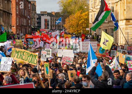 Glasgow, Scozia, Regno Unito. 5 novembre 2021. I manifestanti in un venerdì per la marcia futura in una Giornata Mondiale d'azione attraverso il centro di Glasgow per il cambiamento climatico. La dimostrazione iniziò a Kelvingrove Park e terminò a George Square. L'attivista Greta Thunberg è stato uno dei manifestanti della marcia. Iain Masterton/Alamy Live News. Foto Stock