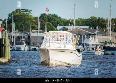 Barca a vela pronta per navigare al molo di Annapolis City (Ego Alley) ad Annapolis, Maryland, in una splendida giornata di sole. Foto Stock