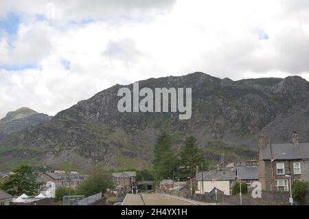 Una vista sulle montagne di ardesia che circondano la città di Blaenau Ffestiniog Foto Stock