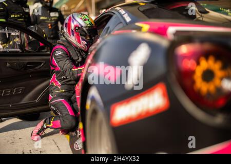 85 Frey Rahel (swi), lege Katherine (gbr), Bovy Sarah (bel), Iron Lynx, Ferrari 488 GTE Evo, azione pitlane, durante la 8 ore del Bahrain, 6° round del FIA World Endurance Championship 2021, FIA WEC, sul circuito Internazionale del Bahrain, dal 4 al 6 novembre 2021 a Sakhir, Bahrain - Foto: Germain Hazard/DPPI/LiveMedia Foto Stock