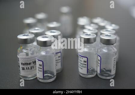 Amburgo, Germania. 05 novembre 2021. Le fiale di vetro vuote contenenti il vaccino di Biontech/Pfizer si trovano su un tavolo presso la biblioteca statale e universitaria di Amburgo. C'era abbastanza vaccino Corona in stock all'offerta di vaccinazione aperta per servire tutti, ha detto un portavoce per l'autorità sanitaria. (Al dpa 'Open vaccination offer in the University Library - long Queue in front of the door') Credit: Marcus Brandt/dpa/Alamy Live News Foto Stock