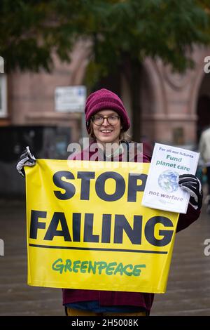 Sciopero sul clima giovanile. St Peter's Square , Manchester, Regno Unito. La protesta si è tenuta in Piazza St Peters (il luogo del massacro di Peterloo nel 1819, che ha visto la protesta dei lavoratori industriali durante la rivoluzione industriale). I giovani si sono riuniti per protestare in tutto il mondo per chiedere un’azione radicale sul cambiamento climatico e sulla giustizia climatica. Giorni di protesta sono previsti in tutto Manchester e in tutto il mondo durante il COP 26 che si tiene a Glasgow UK . Foto: Garyroberts/worldwidefeatures.com Foto Stock