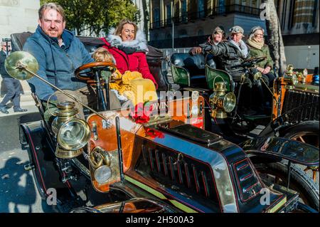 Londra, Regno Unito. 5 novembre 2021. Le auto d'epoca, tra cui un De Dion Bouton 1904, si fermano al Cenotaph in anticipo rispetto al Rally di Londra a Brighton di domenica. Credit: Guy Bell/Alamy Live News Foto Stock
