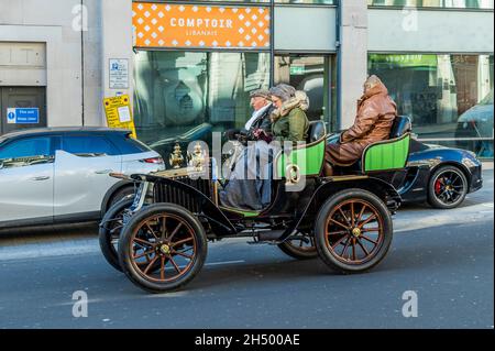 Londra, Regno Unito. 5 novembre 2021. Le auto d'epoca girano per la città in anticipo rispetto al Rally di Brighton di Londra la domenica. Credit: Guy Bell/Alamy Live News Foto Stock