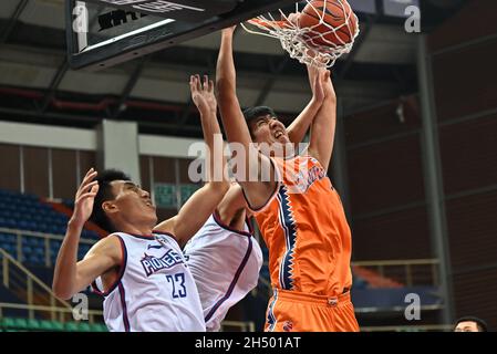 Zhuji, provincia cinese di Zhejiang. 5 novembre 2021. Zong Zan (R) degli squali di Shanghai durante il 9° round match tra i pionieri di Tianjin e gli squali di Shanghai alla stagione 2021-2022 del campionato cinese di basket Association (CBA) a Zhuji, nella provincia di Zhejiang della Cina orientale, 5 novembre 2021. Credit: Chen Xinbo/Xinhua/Alamy Live News Foto Stock